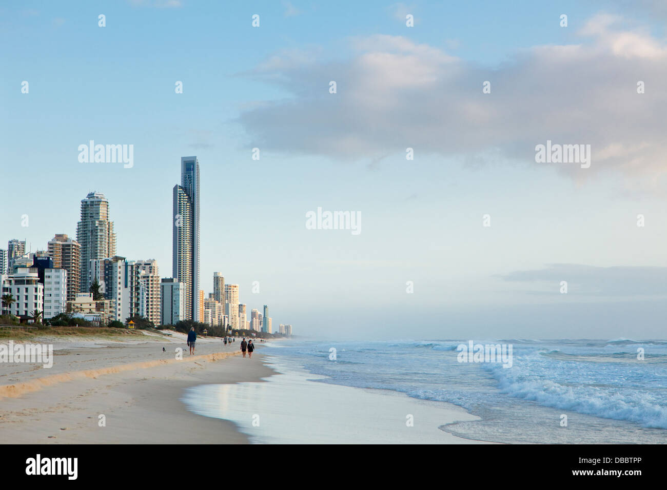 L'aube vue sur la plage et sur la ville à Surfers Paradise. Gold Coast, Queensland, Australie Banque D'Images