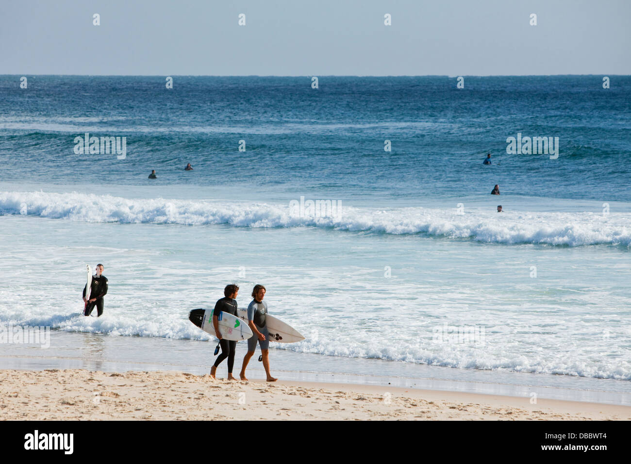 Les surfeurs sur la plage de Burleigh Heads. Gold Coast, Queensland, Australie Banque D'Images