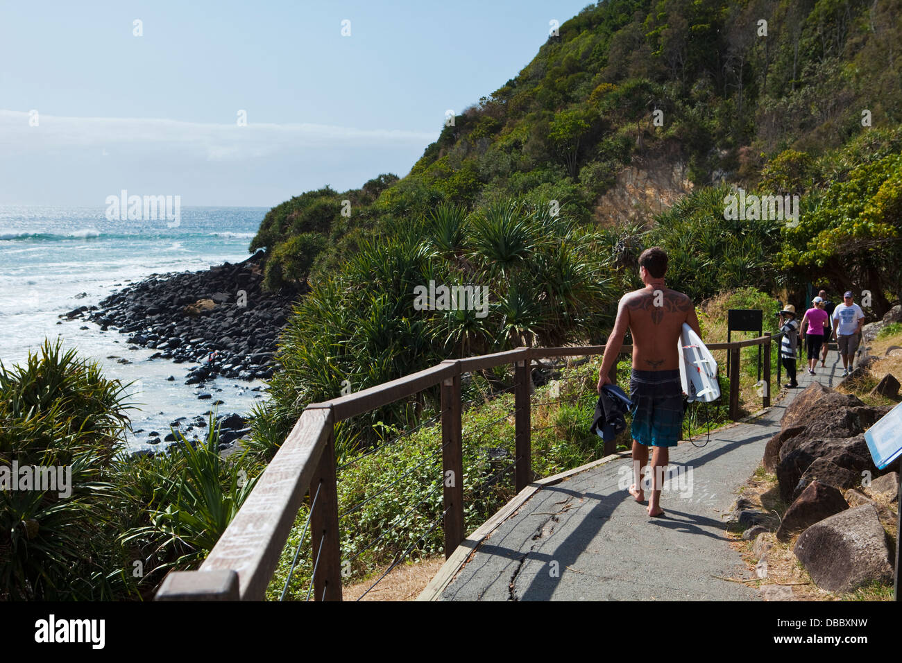 Surfer à pied jusqu'à la plage. Burleigh Heads, Gold Coast, Queensland, Australie Banque D'Images