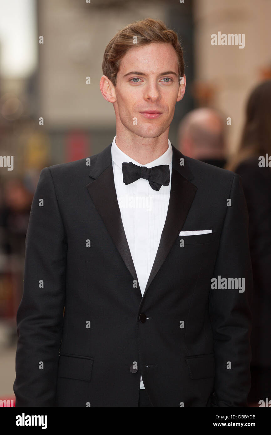 Luke Treadaway assiste à Olivier Awards 2013 à Londres le 28 avril 2013 au Royal Opera House. Banque D'Images