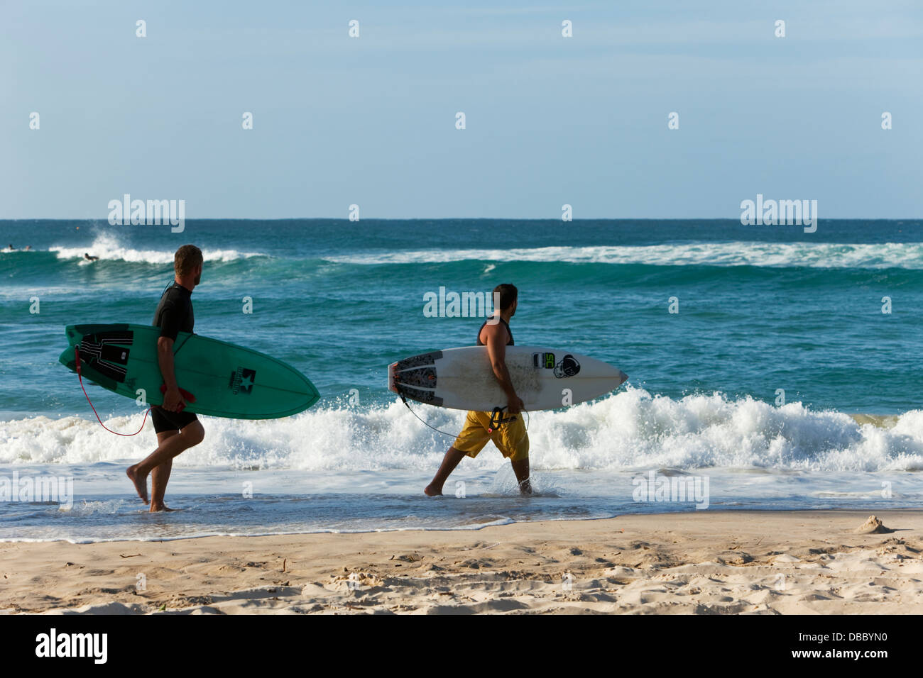 Surfeurs de Rainbow Bay. Coolangatta, Gold Coast, Queensland, Australie Banque D'Images