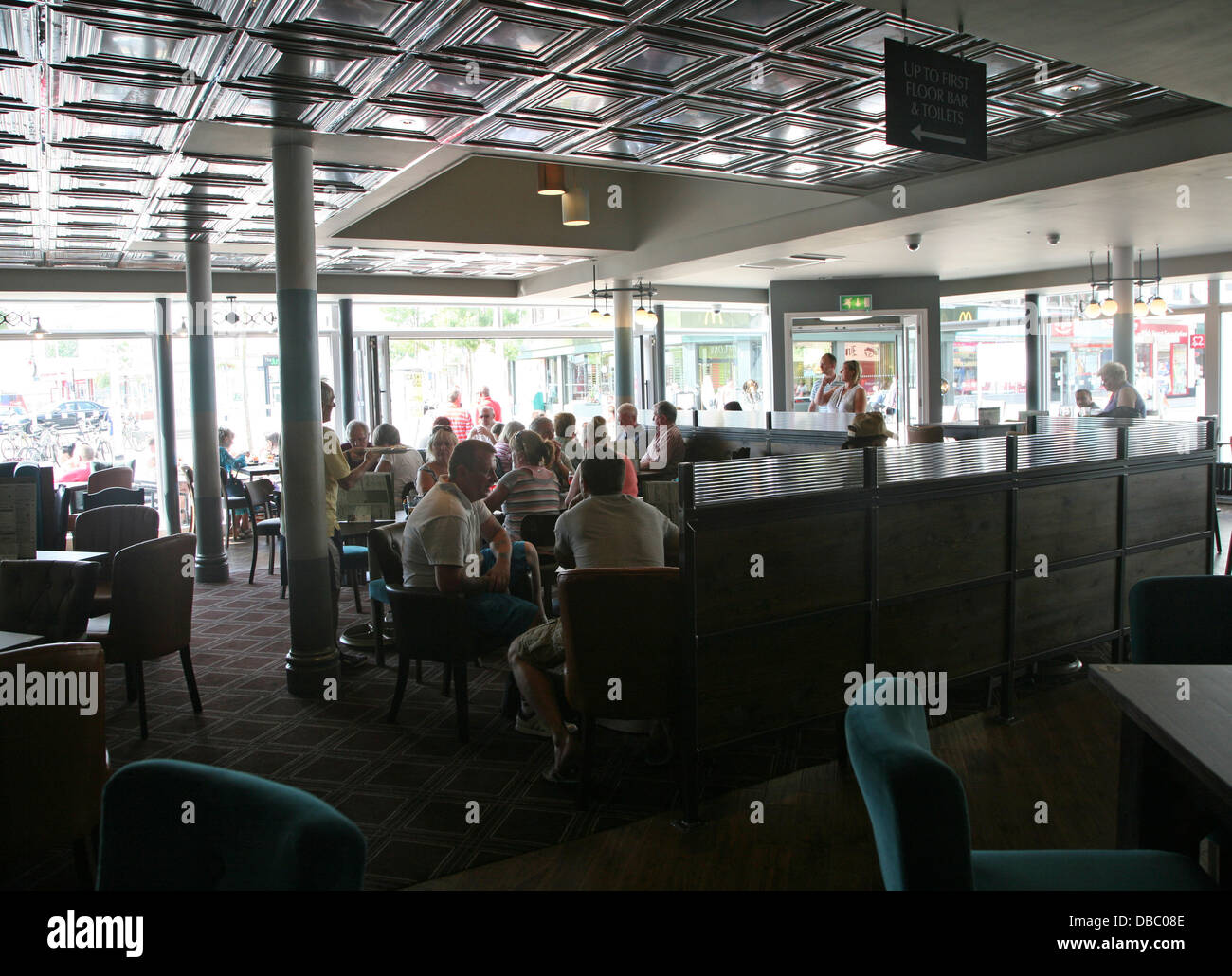 L'intérieur de Joseph Conrad Lowestoft Suffolk Angleterre pub Wetherspoons converti d'ex-shop Banque D'Images