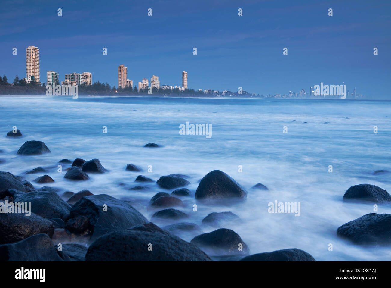 Afficher le long de la côte, au crépuscule, vu de Burleigh Heads. Burleigh Heads, Gold Coast, Queensland, Australie Banque D'Images