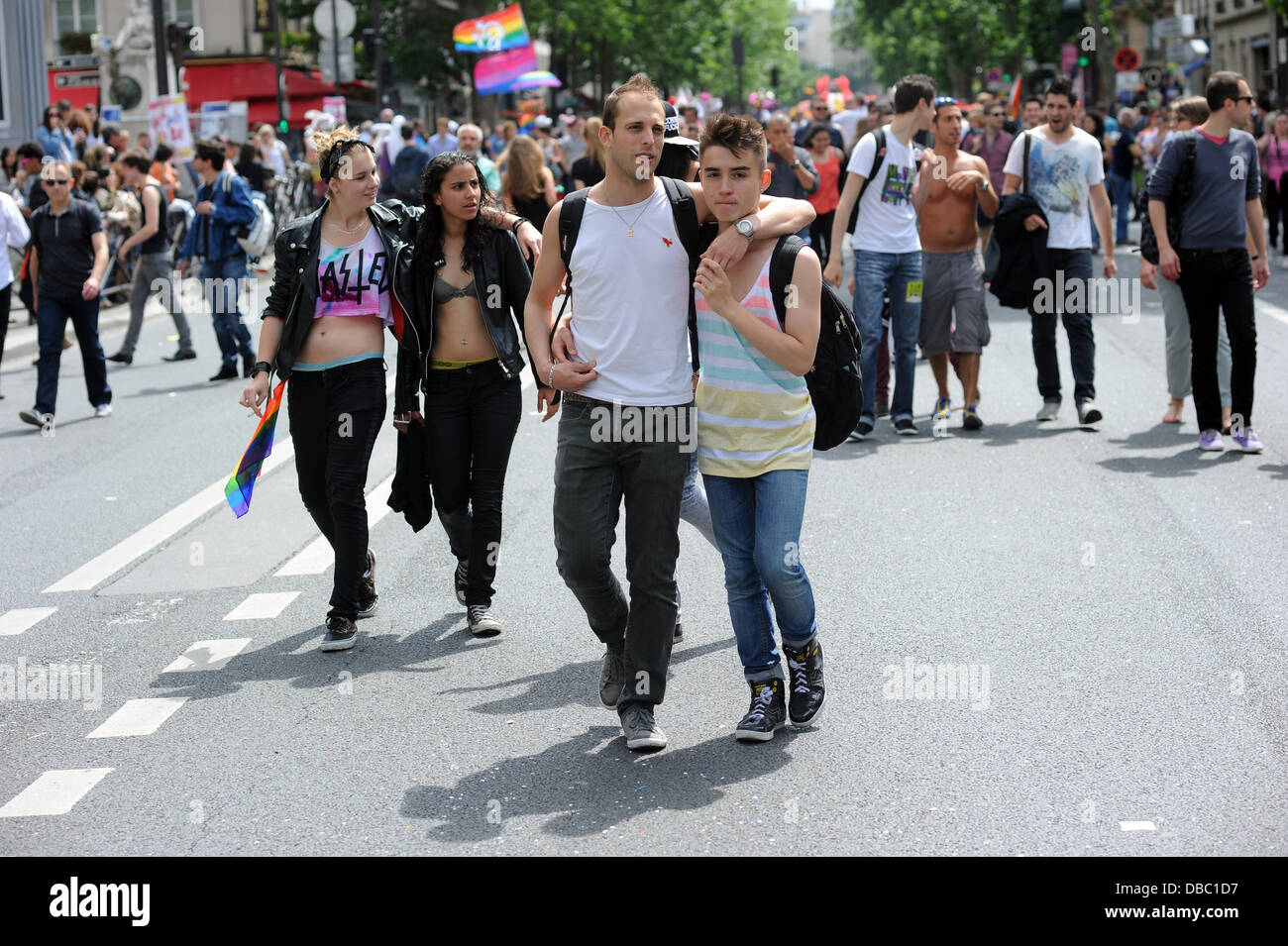 Couples gays participent à la Gay Pride à Paris, France. Banque D'Images