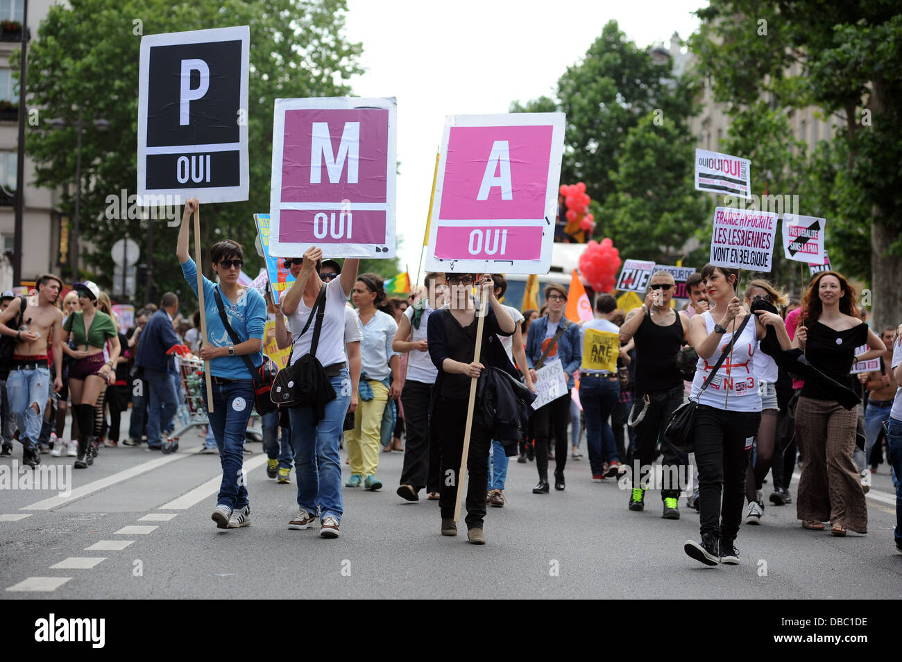 Gay-militants des droits de l'homme demandant la procréation médicalement assistée (PMA) participer à la Gay Pride à Paris. Banque D'Images