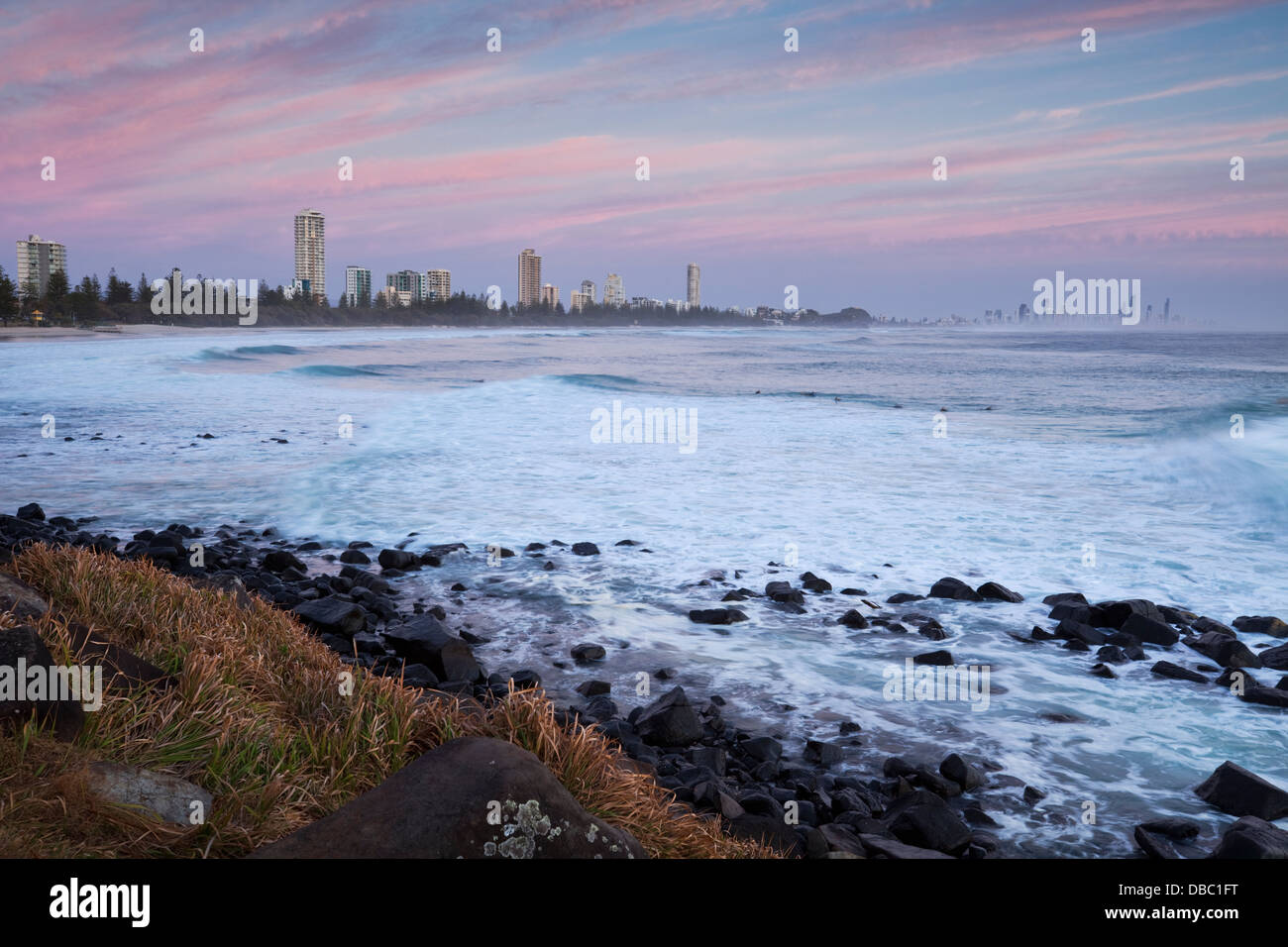 Afficher le long de la côte, au crépuscule, vu de Burleigh Heads. Burleigh Heads, Gold Coast, Queensland, Australie Banque D'Images