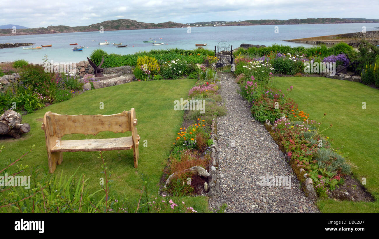Vue sur le son d'Iona à vers la côte de Mull à partir d'un jardin sur l'île d'Iona en Écosse Banque D'Images