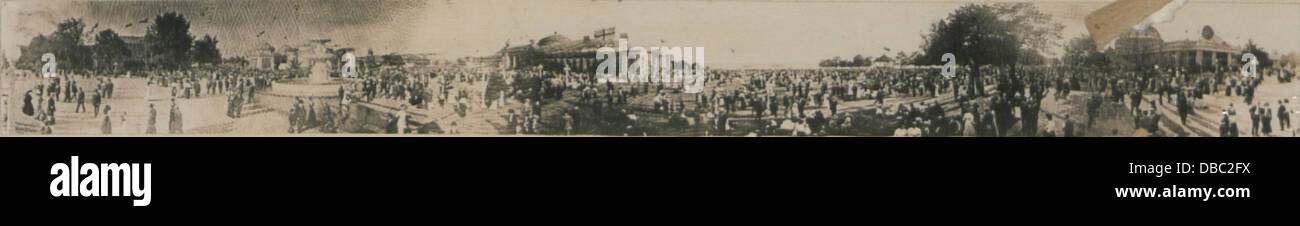 Une photographie capturant une scène de l'exposition nationale canadienne de 1913, présentant diverses expositions, visiteurs et attractions lors de cet événement majeur tenu à Toronto, Canada. Banque D'Images