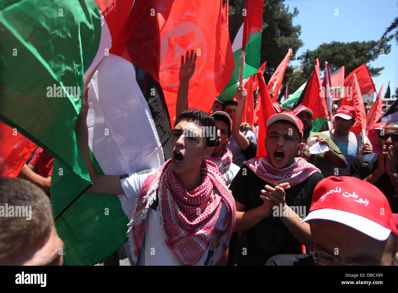 Ramallah, Cisjordanie, territoire palestinien. 28 juillet, 2013. Des manifestants palestiniens manifestant contre les prochaines négociations entre les dirigeants palestiniens et Israël, marche vers le siège du président palestinien Mahmoud Abbas, dans la ville de Ramallah, en Cisjordanie le 28 juillet 2013. Le Premier ministre israélien Benjamin Netanyahu était à la recherche de l'approbation du cabinet pour une sortie de 104 contentieux palestinien et ancien combattant prisonniers israélo-arabe, pour coïncider avec la reprise des pourparlers de paix qui ont été bloquées depuis septembre 2010 Credit : Issam Rimawi APA/Images/ZUMAPRESS.com/Alamy Live News Banque D'Images