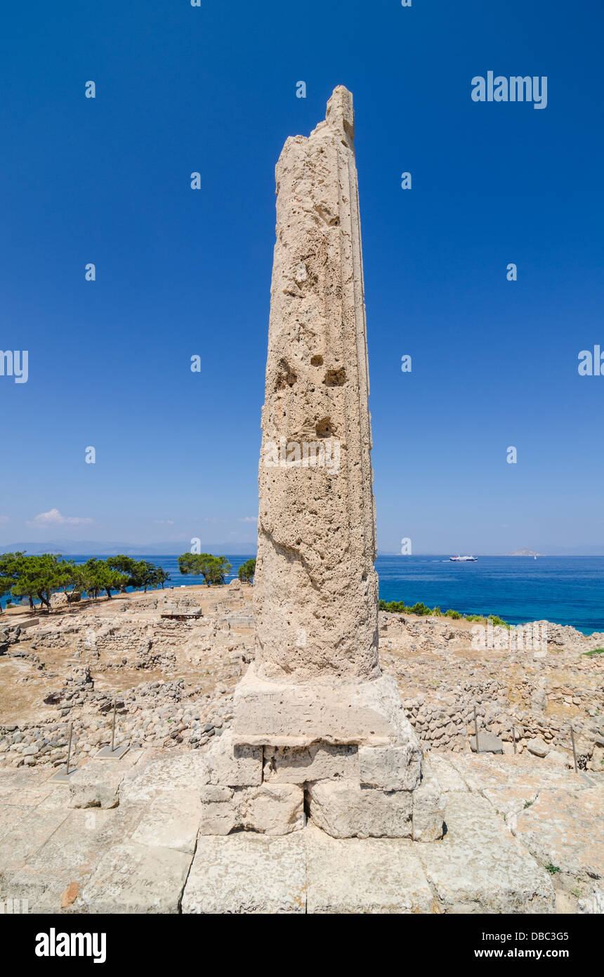Colonne solitaire du Temple d'Apollon sur le site antique de la colline de Koloni, Aegina Island, Grèce Banque D'Images