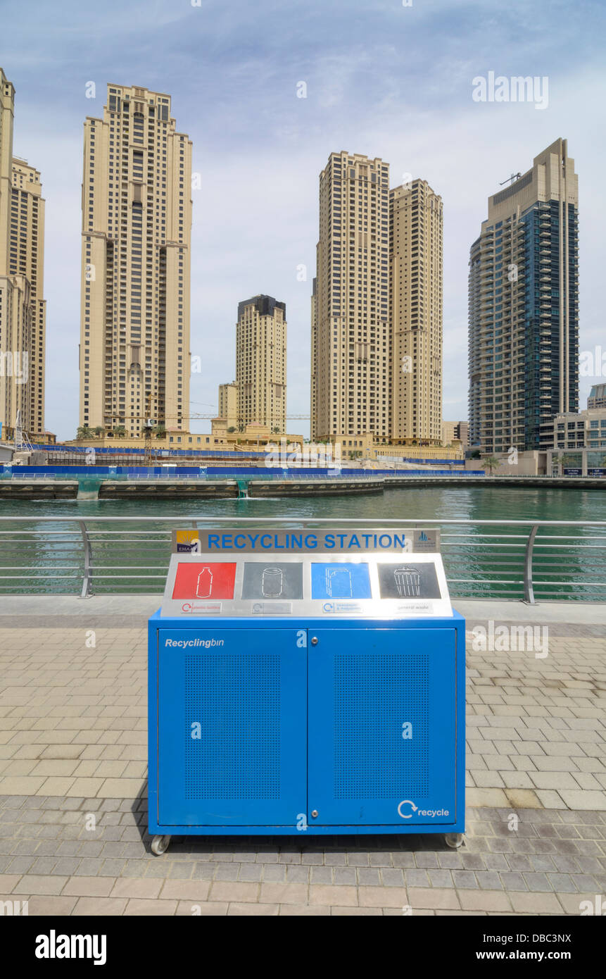 Station de recyclage à la Marina de Dubaï, Dubaï, Émirats Arabes Unis Banque D'Images