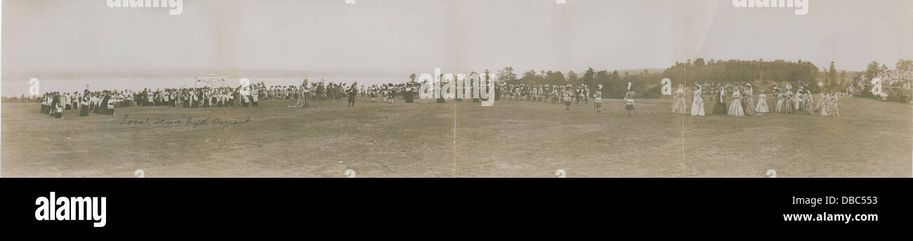 Cette photographie montre une scène du Cinquième concours à Laval, capturant l'atmosphère dramatique de l'événement et les costumes portés par les artistes. Banque D'Images