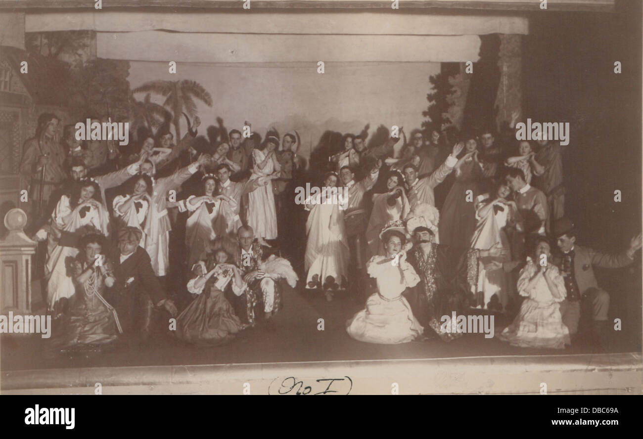 Une image promotionnelle pour le Grand Mogul de Picton, interprétée par la compagnie d'opéra amateur no 1, représentant la représentation théâtrale et la conception des costumes de la production. Banque D'Images