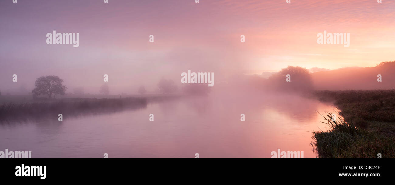 Lever du soleil sur la spectaculaire rivière Boyne comté de Meath avec brouillard flotter jusqu'à la rivière Banque D'Images