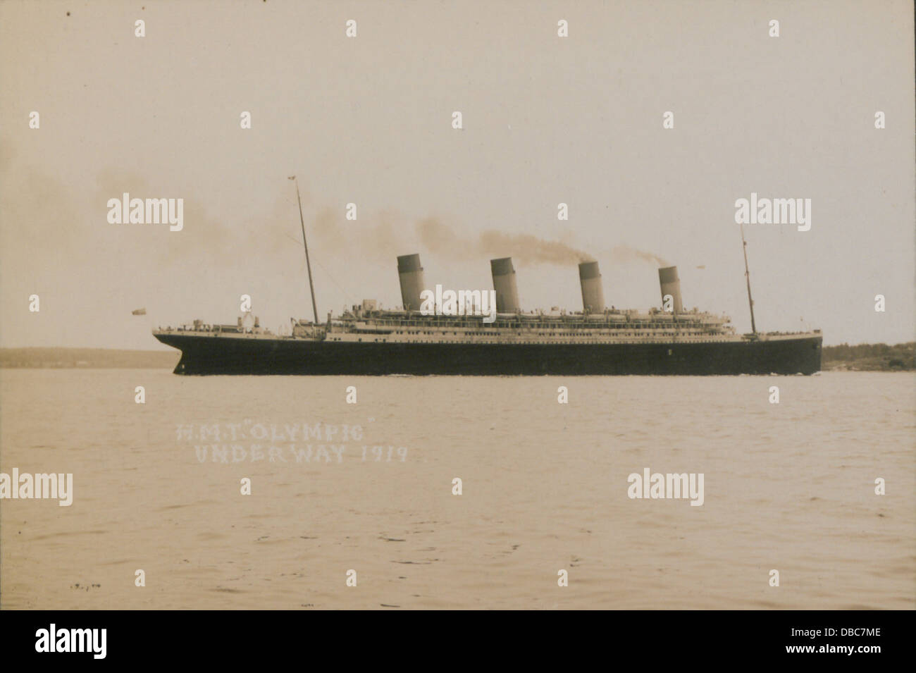 Une photographie du HMS Olympic en cours de route en 1919. Cette image capture le navire de classe olympique, un navire jumeau du Titanic, en plein mouvement sur la mer. Banque D'Images
