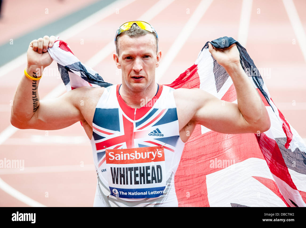 Richard Whitehead célèbre remportant la mens T42 200 m à l'International Sainsbury's Défi Para au Stade Olympique, à Londres le 28 juillet 2013, UK Banque D'Images