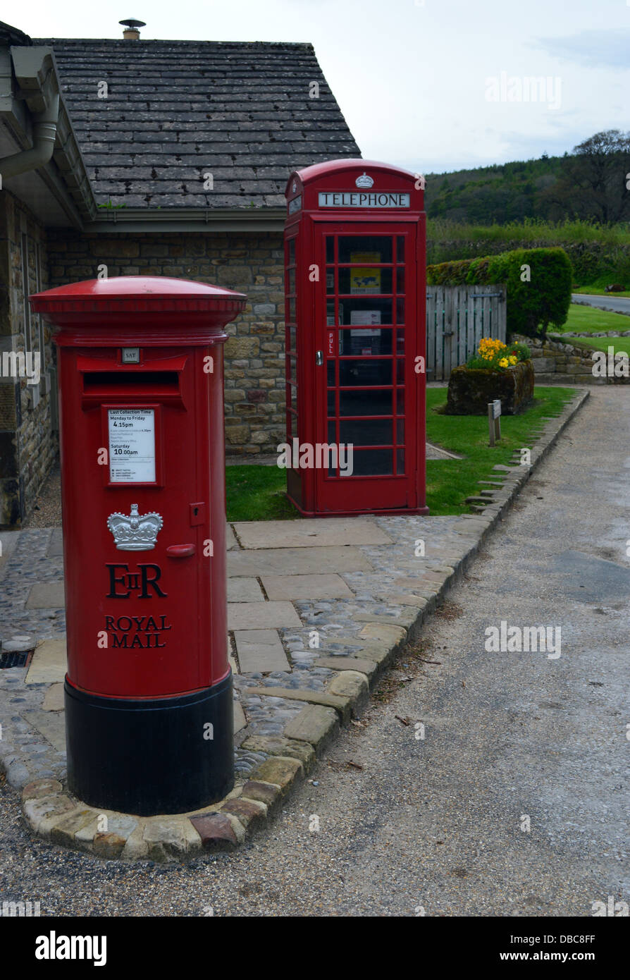 Post Box Rouge & cabine téléphonique dans le village de Saint-cergue sur le Dales Way Sentier Wharfedale Yorkshire Banque D'Images