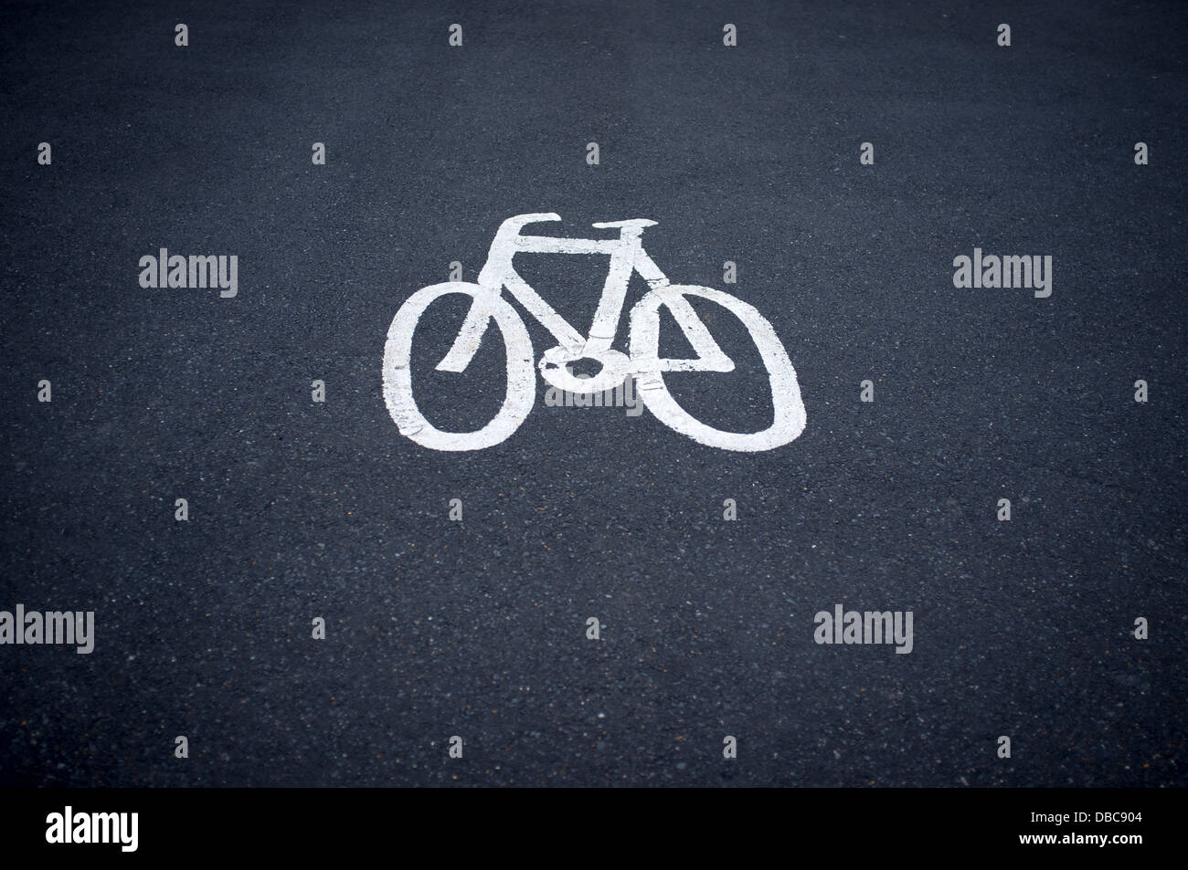 Cycle path sign painted on the road Banque D'Images