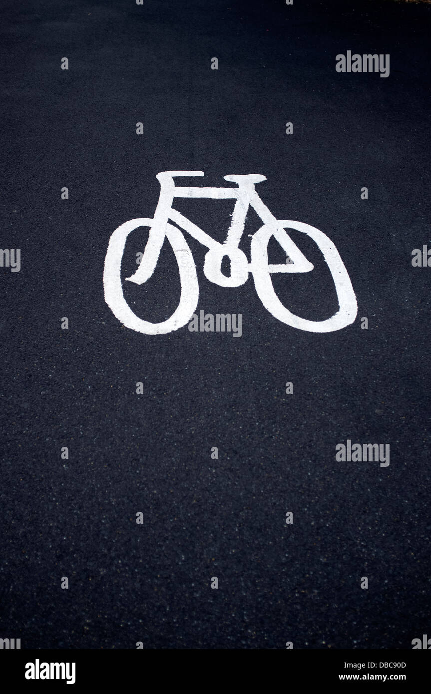 Cycle path sign painted on the road Banque D'Images