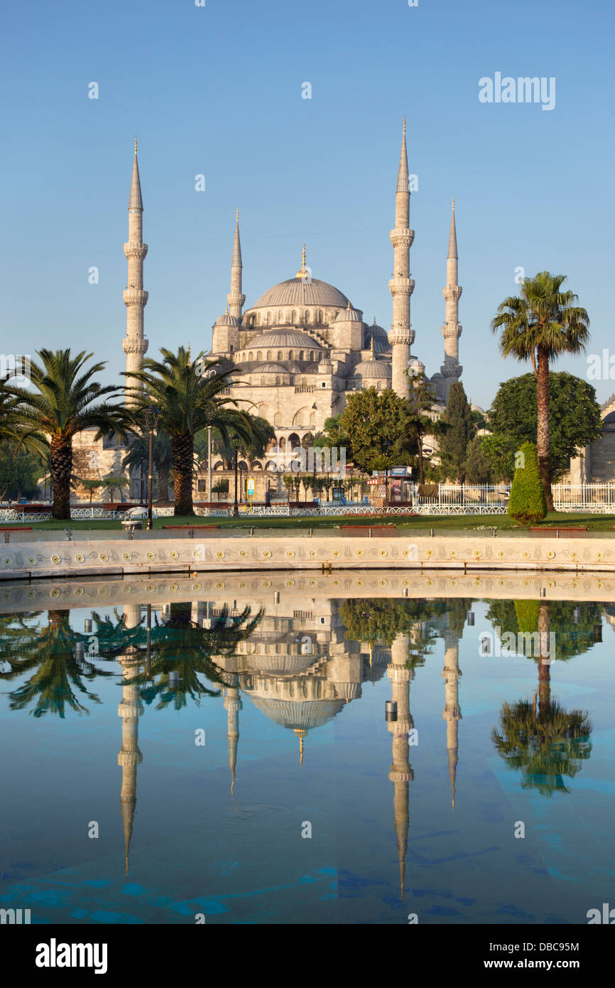 Mosquée bleue et son reflet, Istanbul, Turquie Banque D'Images