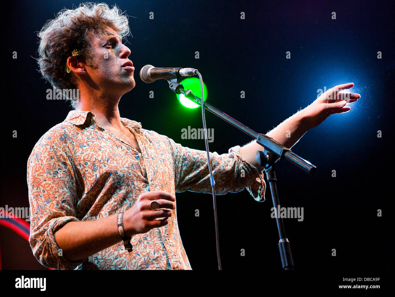 Malmesbury, UK. 28 juillet, 2013. Prix Mercure nommé Sam Lee effectue au festival WOMAD dans Charlton Park près de Malmesbury dans le Wiltshire. La world music festival attire près de 40 000 personnes à la zone rurale. Crédit : Adam Gasson/Alamy Live News Banque D'Images