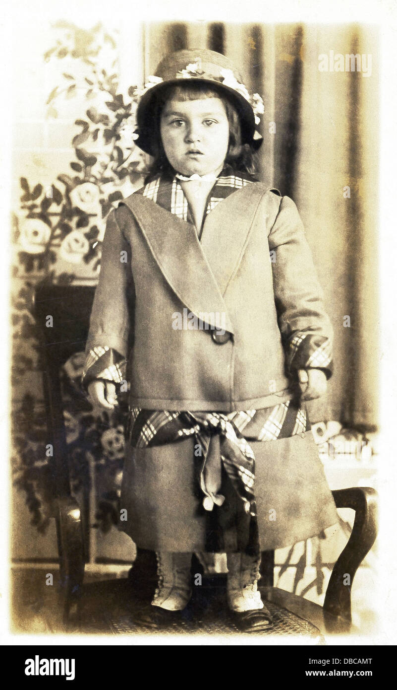 Cette photo prise à New Bedford dans le Massachusetts en 1913 montre une jeune fille, sur l'âge de 3 ans, dans son « sunday best." Banque D'Images