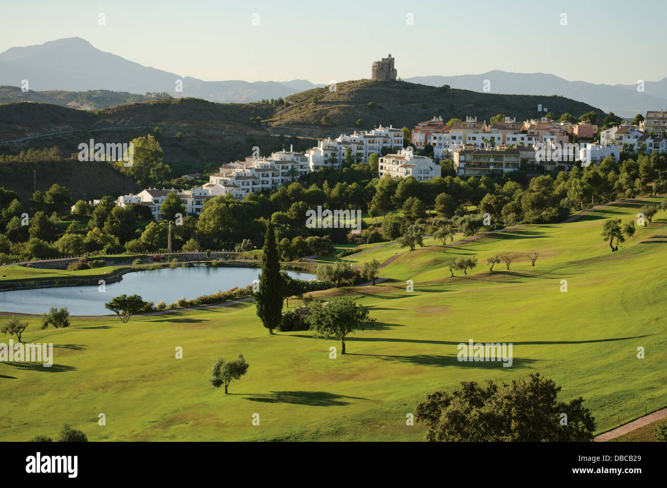 Dix-huit trous de golf, Alhaurin Golf Resort, entouré d'immeubles, Malaga, Espagne. Banque D'Images