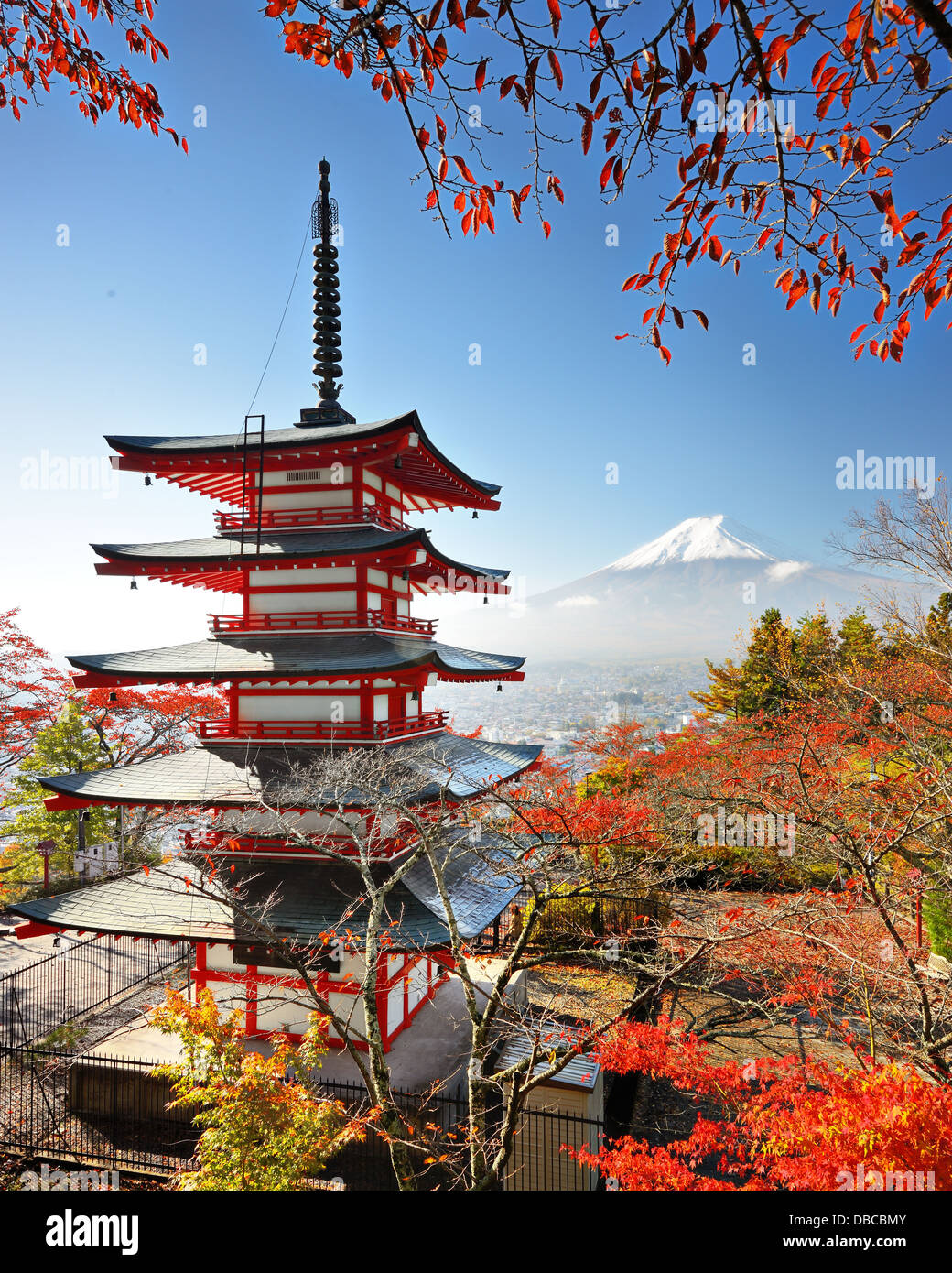 Mt. Fuji avec couleurs d'automne au Japon. Banque D'Images