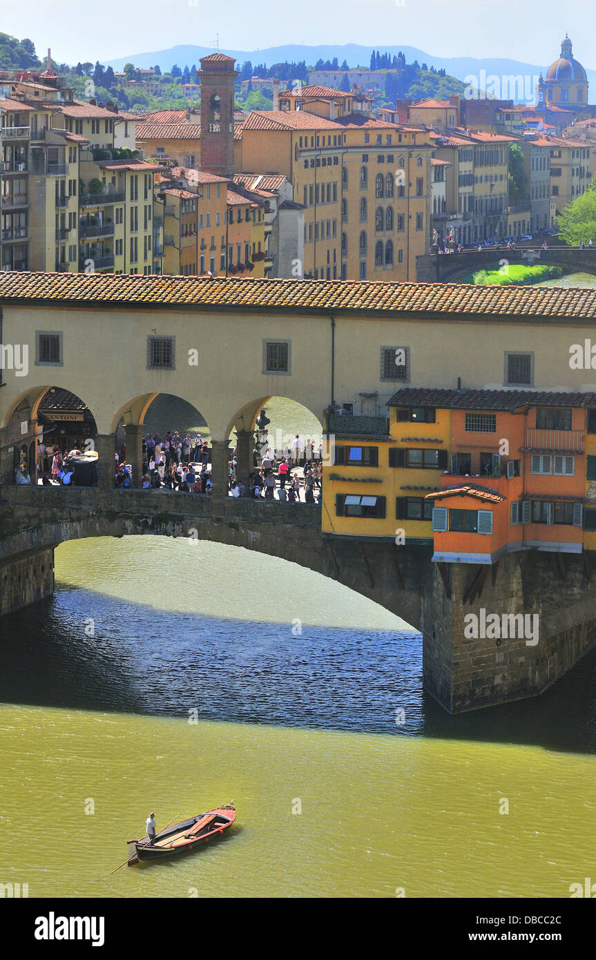 Ponte Vecchio le célèbre pont médiéval en pierre à éperon segmentaire au-dessus de l'Arno, Florence, Italie Banque D'Images