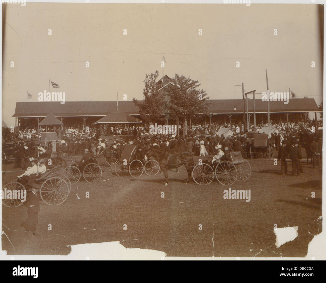 L'exposition Lindsay Central de 1907, en Ontario, a été un événement important présentant des expositions agricoles, industrielles et culturelles. La foire a attiré des visiteurs et a mis en évidence la croissance et le développement de la région au début du XXe siècle. Banque D'Images