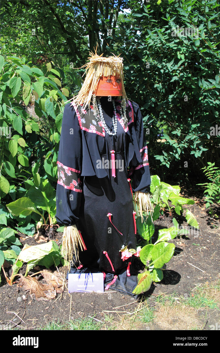 Sentier de l'épouvantail avec 'S*strictement Come Dancing' épouvantails à thème conçu par des groupes locaux de l'Institut des femmes placées dans les jardins. L'événement s'est déroulé du 19 juillet au 18 août 2013 à la Royal Horticultural Society Jardin Wisley, Woking, Surrey, Angleterre, Royaume-Uni. Crédit : Ian bouteille/Alamy Live News Banque D'Images