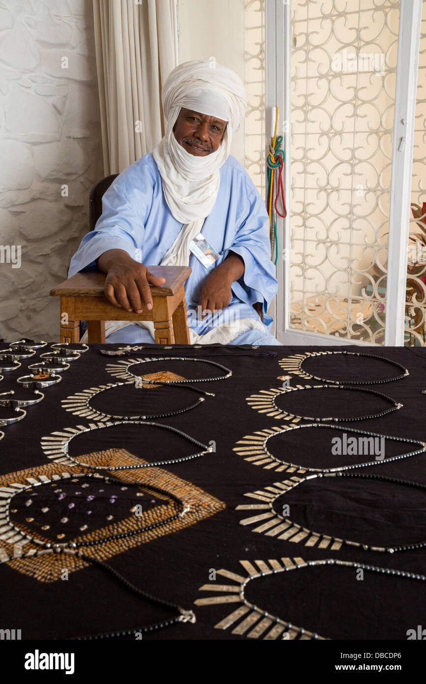 Zidia orfèvre Adam, un Touareg d'Agadez, Niger, proposant des bijoux en  argent à Biannual Arts Festival, l'île de Gorée, au Sénégal Photo Stock -  Alamy