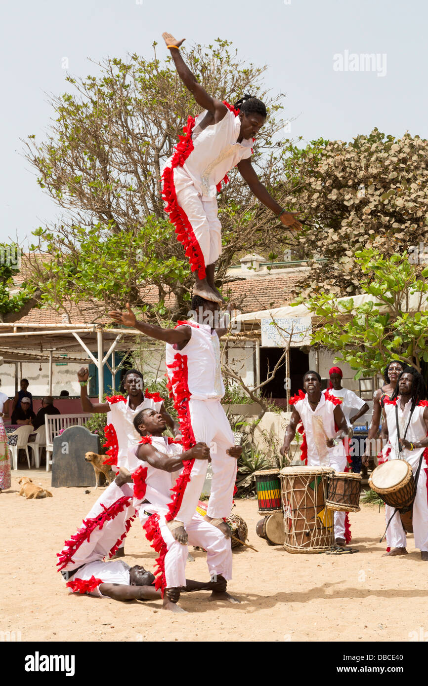 Les gymnastes effectuent pour accueillir les visiteurs à Biannual Arts Festival, l'île de Gorée, au Sénégal. Banque D'Images