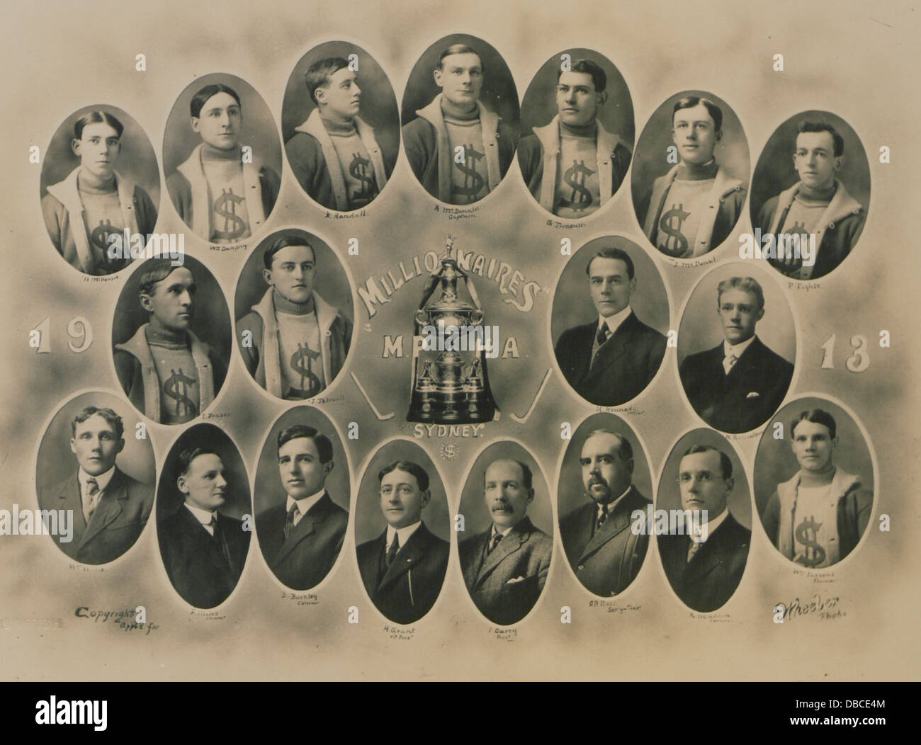 Cette photographie composite présente 19 portraits individuels de joueurs de l’Association de hockey des millionnaires-provinces Maritimes. Il met en lumière les athlètes et leur implication dans les premières ligues de hockey dans les provinces Maritimes. Banque D'Images