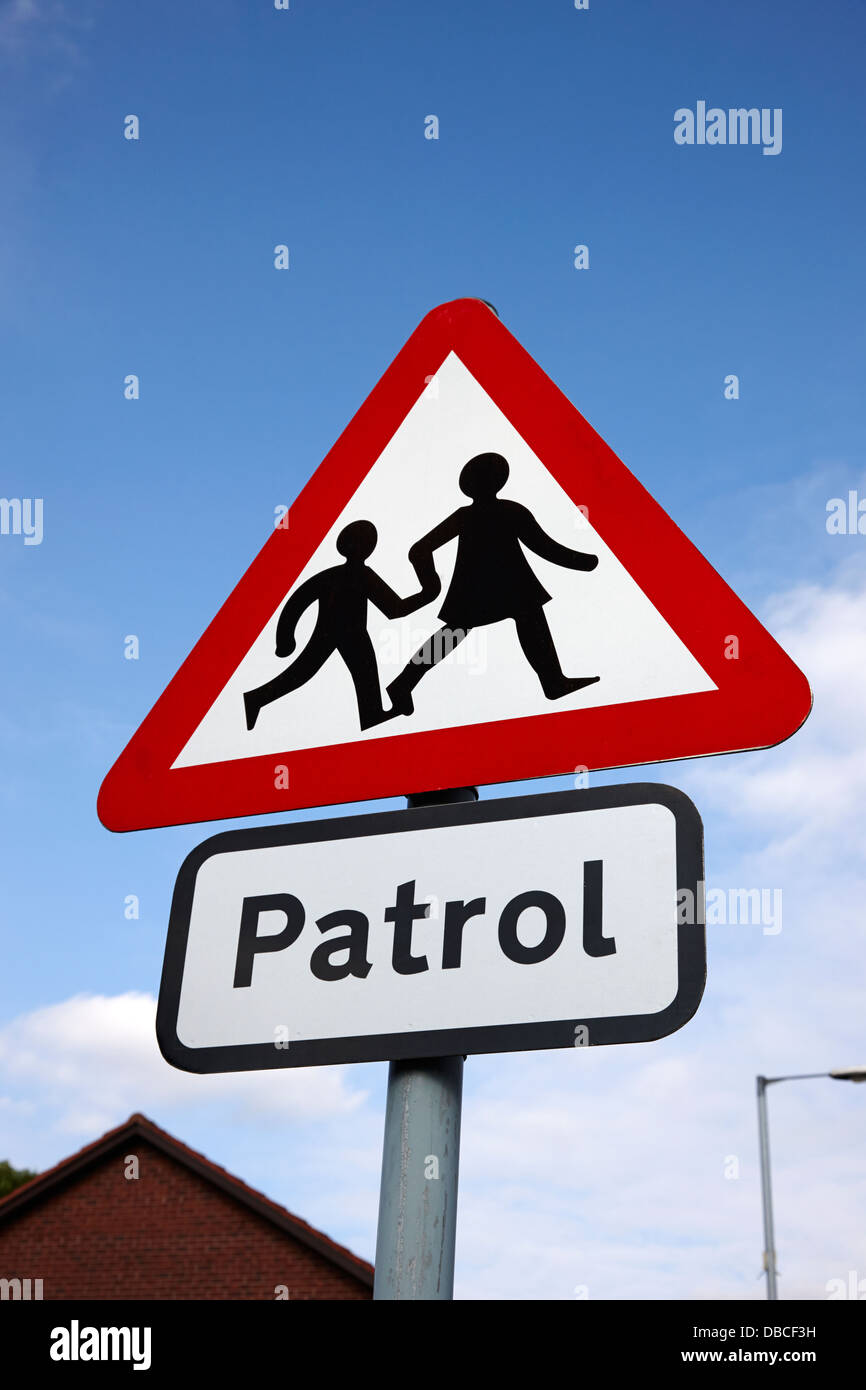 Triangle rouge school crossing sign consultatif avertissement de patrouille au Royaume-Uni Banque D'Images