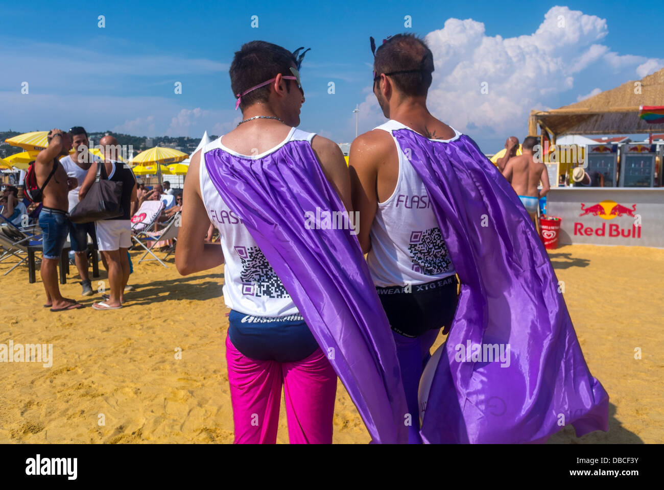 Marseille, France, couple gay masculin dans Costume à l