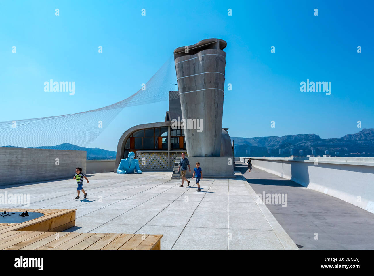 Marseille, France, touristes en famille visitant le site d'architecture moderne, immeuble d'appartements et hôtel, conçu par l'architecte français « le Corbusier », « la Cité Radieuse » (1947), conception du bâtiment Top 1940s Banque D'Images