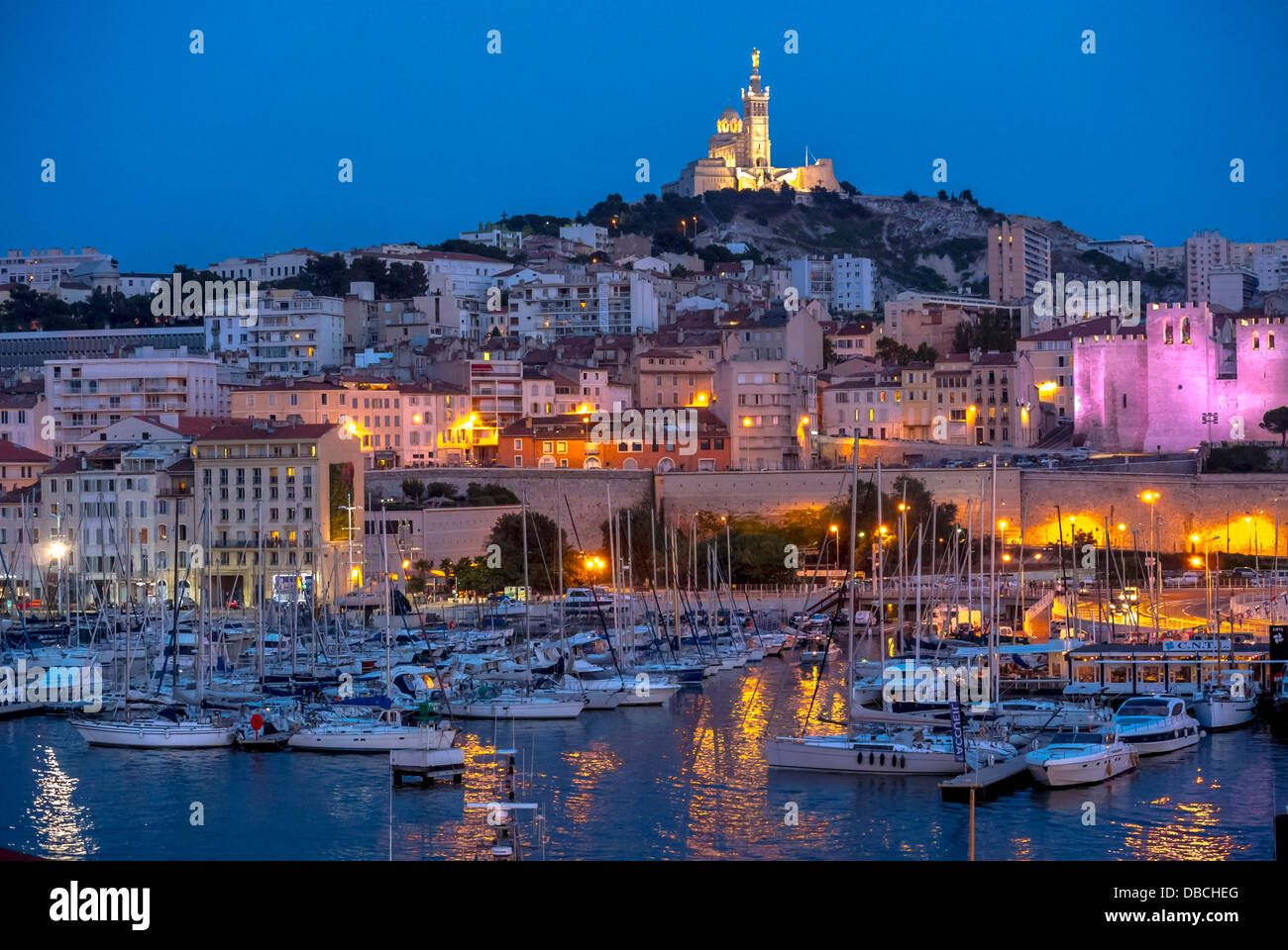 Marseille France, villes romantiques du Vieux Port, à Dusk Banque D'Images