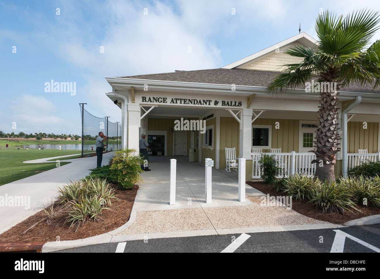 Centre de pratique de golf de Sarasota dans les villages, en Floride aux États-Unis. Un adulte de la communauté de retraite en Floride centrale. Banque D'Images