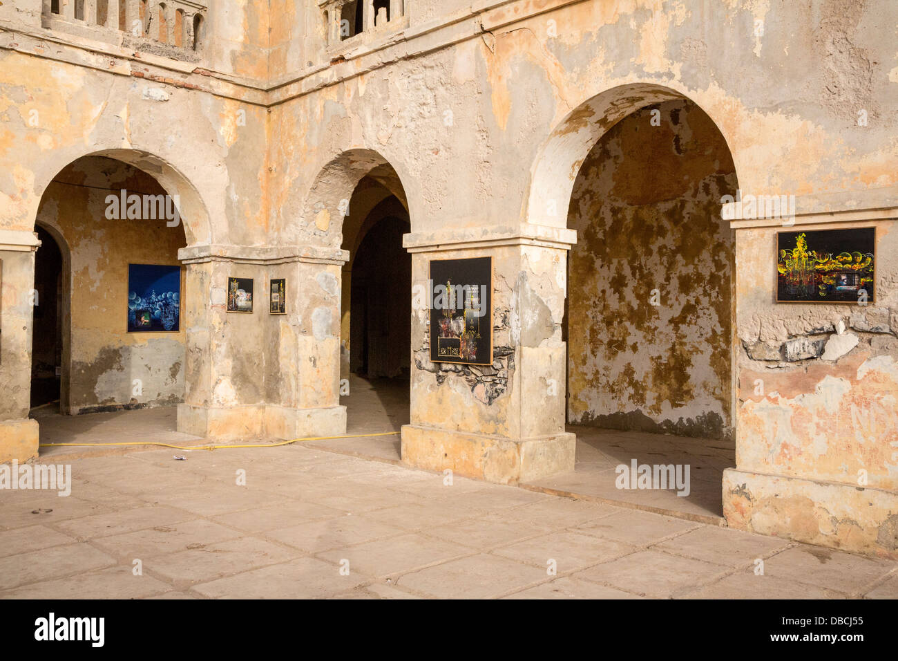 Peintures de 'Mr. Co' (Corentin Faye) sur l'affichage dans l'Ancienne Résidence du gouverneur de la colonie française, l'île de Gorée, au Sénégal. Banque D'Images