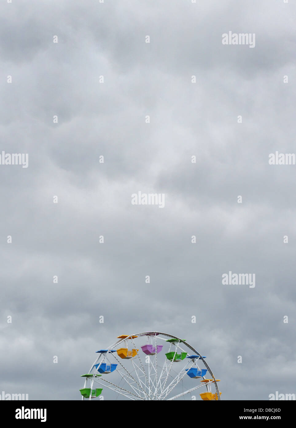 Le sommet d'une roue contre un ciel nuageux et sombre. Banque D'Images