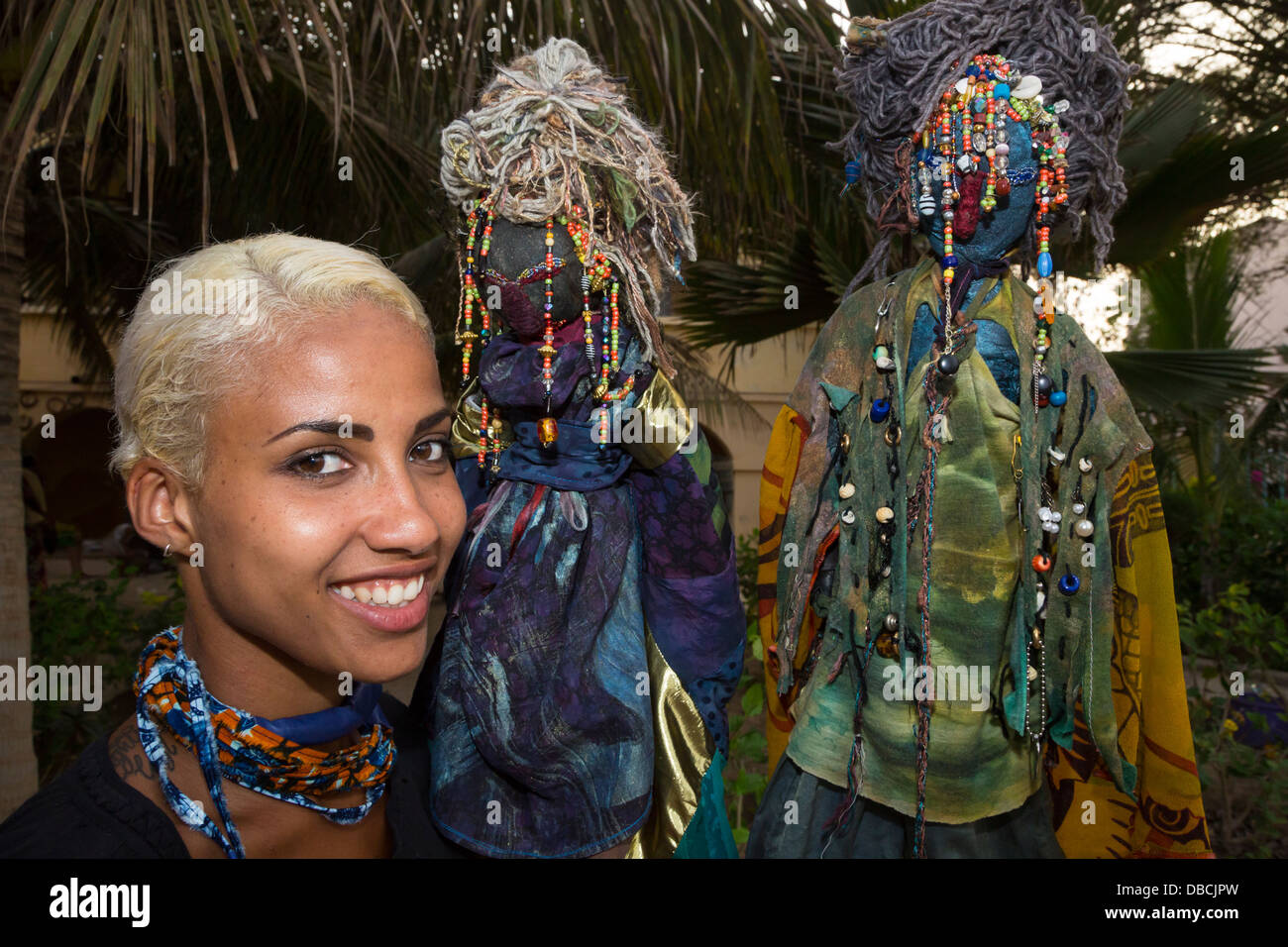 Sara Maurin Kane debout à côté de Mami Watas, les créations artistiques de Sylvette Maurin. L'île de Gorée, Dakar, Sénégal. Banque D'Images