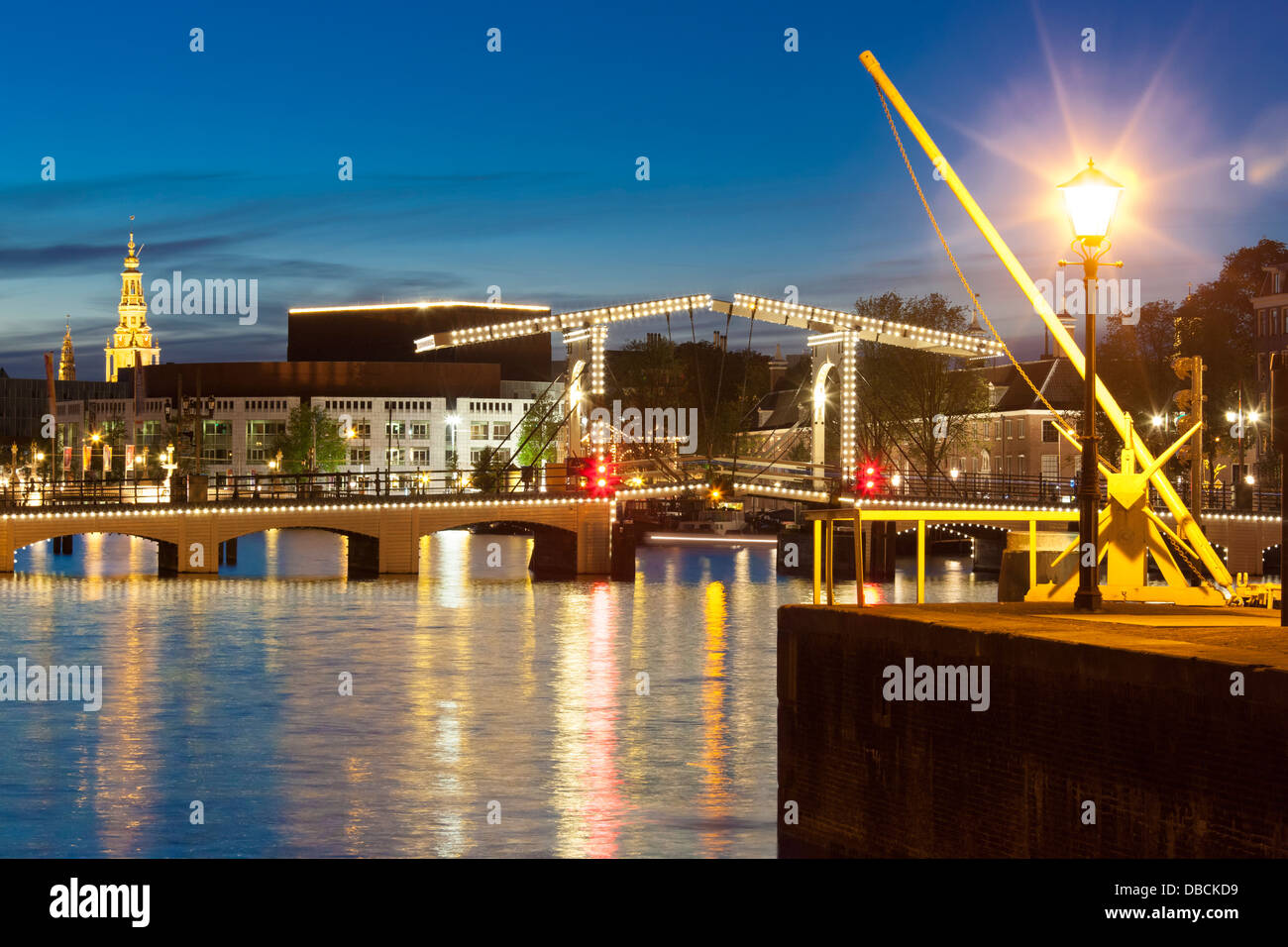 Amsterdam Amstel avec Skinny Bridge, Magere Brug, Opéra et Zuiderkerk au crépuscule, nuit, soir en été. Banque D'Images