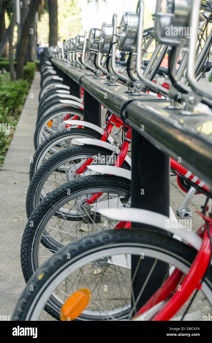 Une rangée de vélos rouges pour utilisation publique à Mexico Banque D'Images