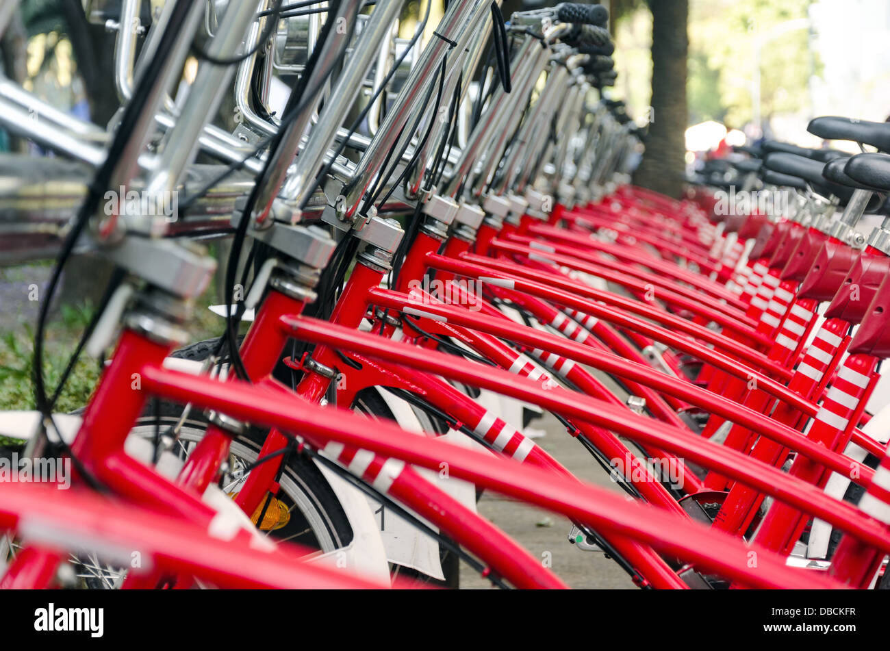 Rouge longue rangée de bicyclettes dans la ville de Mexico pour l'usage du public Banque D'Images