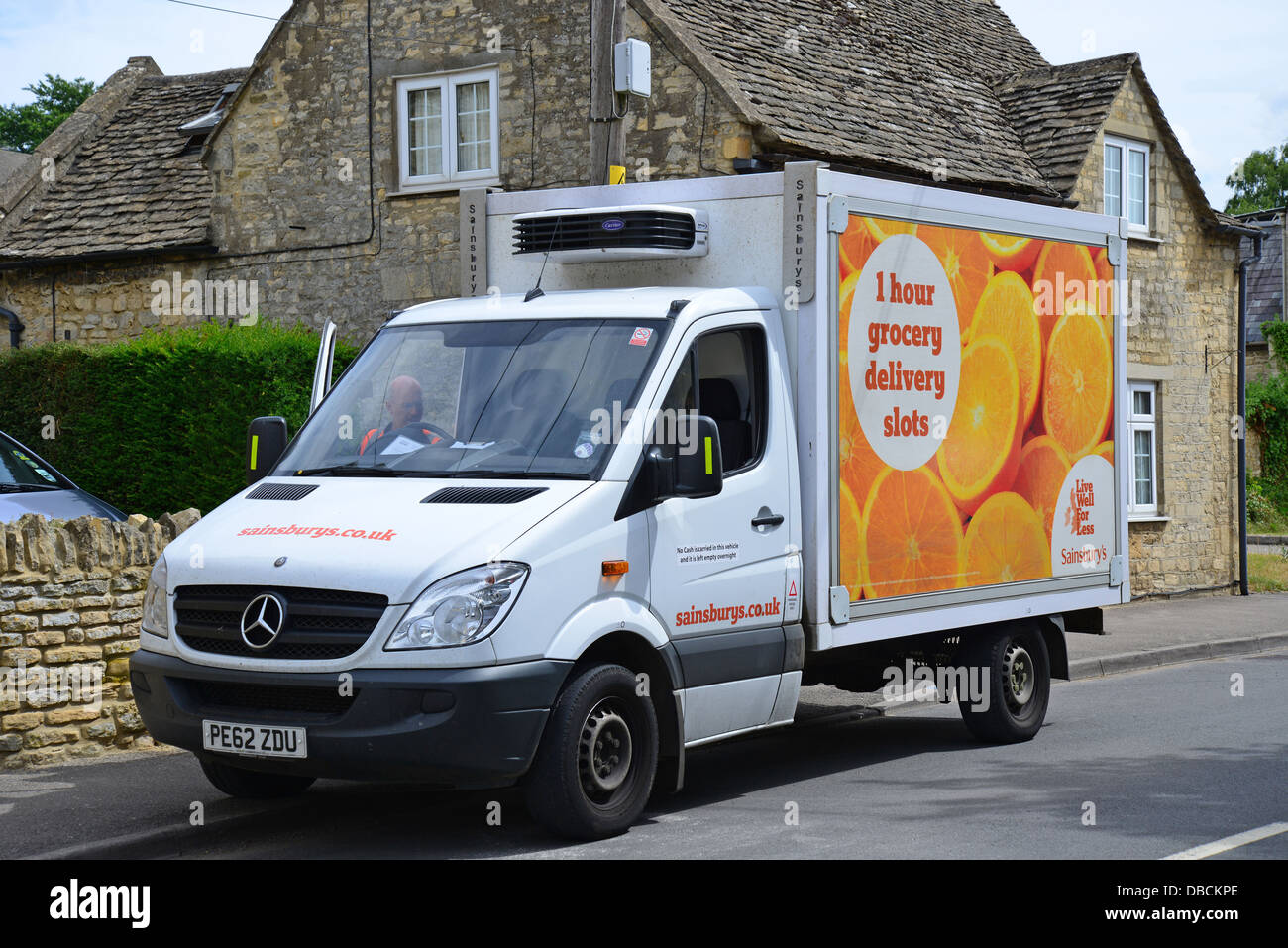 Sainsbury's delivery van, High Street, Northleach (Cotswolds), Gloucestershire, Angleterre, Royaume-Uni Banque D'Images