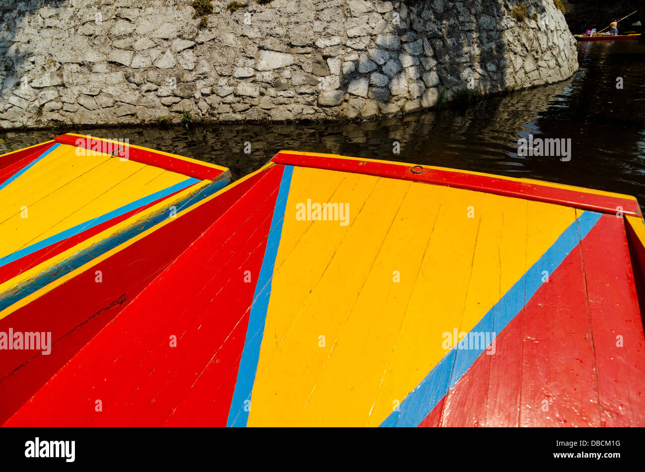 Les couleurs vives des bateaux dans le canal de Xochimilco à Mexico Banque D'Images Les couleurs vives des bateaux dans le canal de Xochimilco à Mexico Banque D'Images