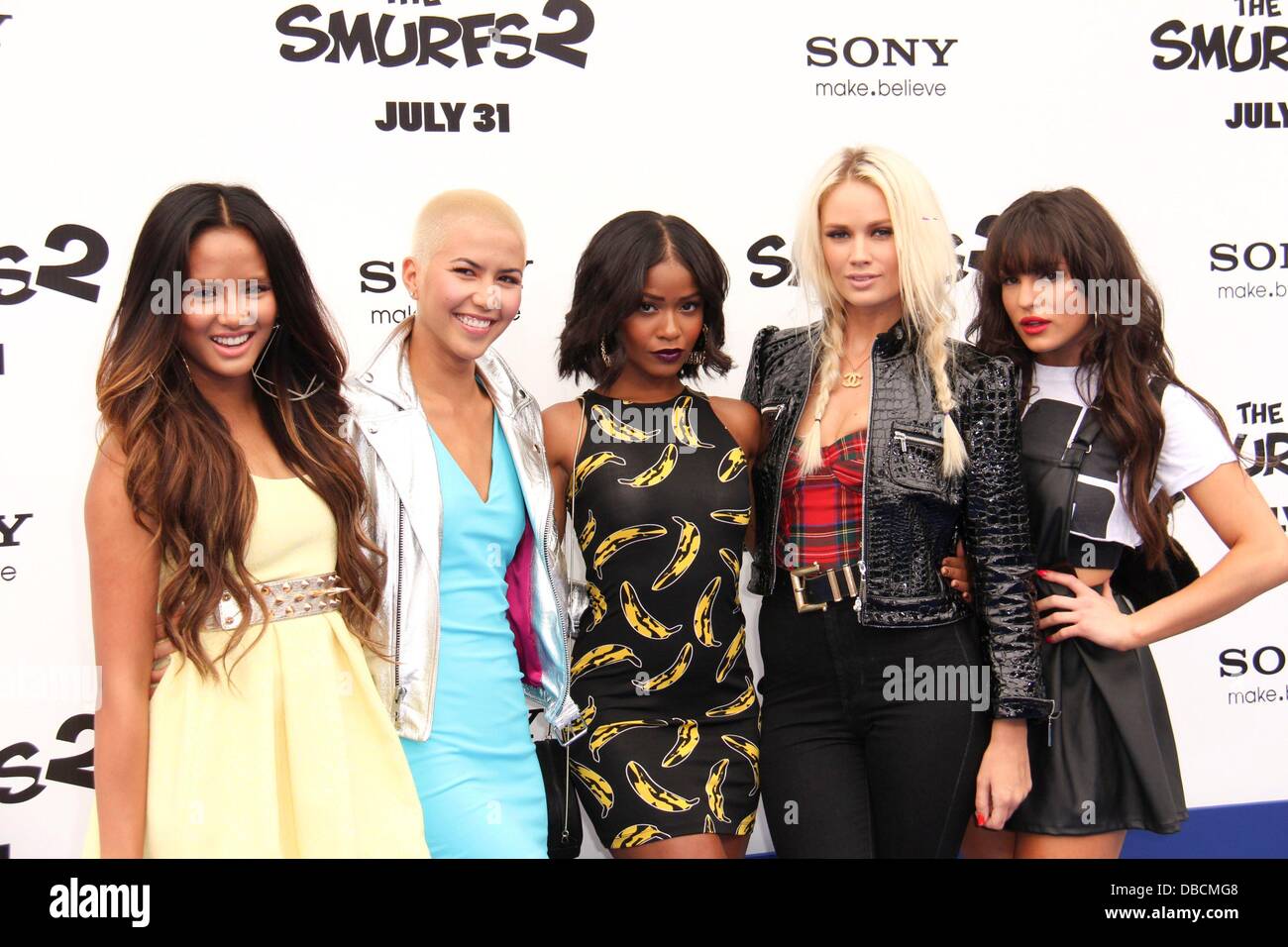 Los Angeles, CA. 28 juillet, 2013. Paula Van Oppen, Emmalyn Estrada, Natasha Slayton, Lauren Bennett, Simone bataille au niveau des arrivées pour les Schtroumpfs 2 Premiere, Regency Village Theatre à Westwood, Los Angeles, CA, 28 juillet 2013. Credit : Elizabeth Goodenough/Everett Collection/Alamy Live News Banque D'Images