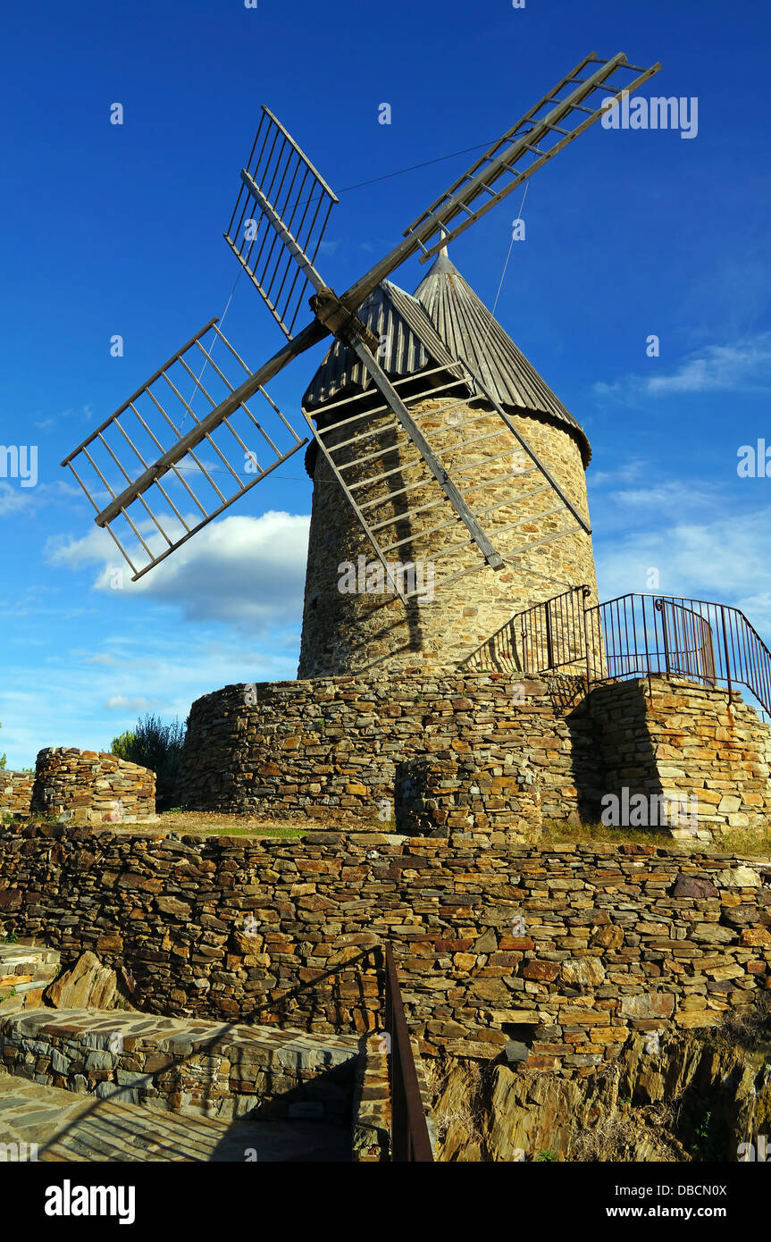Ancien moulin à vent en pierre de Collioure, Roussillon, Pyrénées Orientales, France Banque D'Images