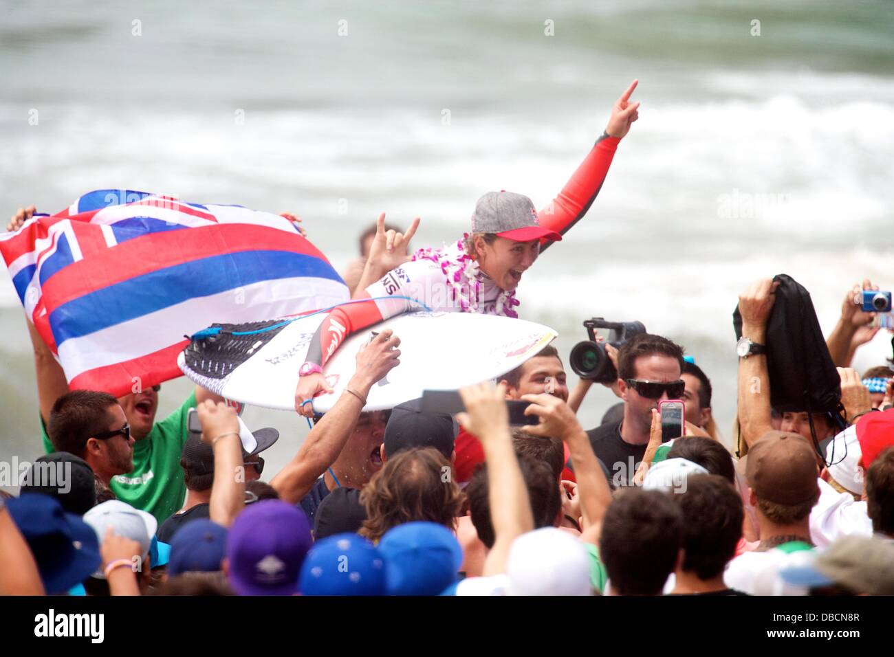 Huntington Beach, CA, USA. 28 juillet, 2013. Le 28 juillet 2013 : Carissa Moore de Hawaï est effectué sur la plage, alors qu'elle remporte le US Open de Surf Vans tenue du concours à Huntington Beach, CA. Credit : csm/Alamy Live News Banque D'Images